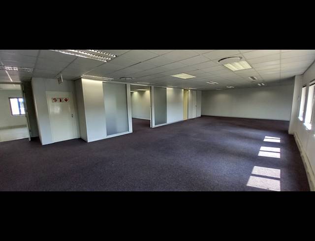370M² OFFICE TO LET IN LYME PARK